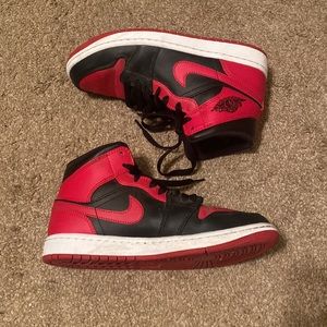 AIR JORDAN 1 MID
"Banned 2020"